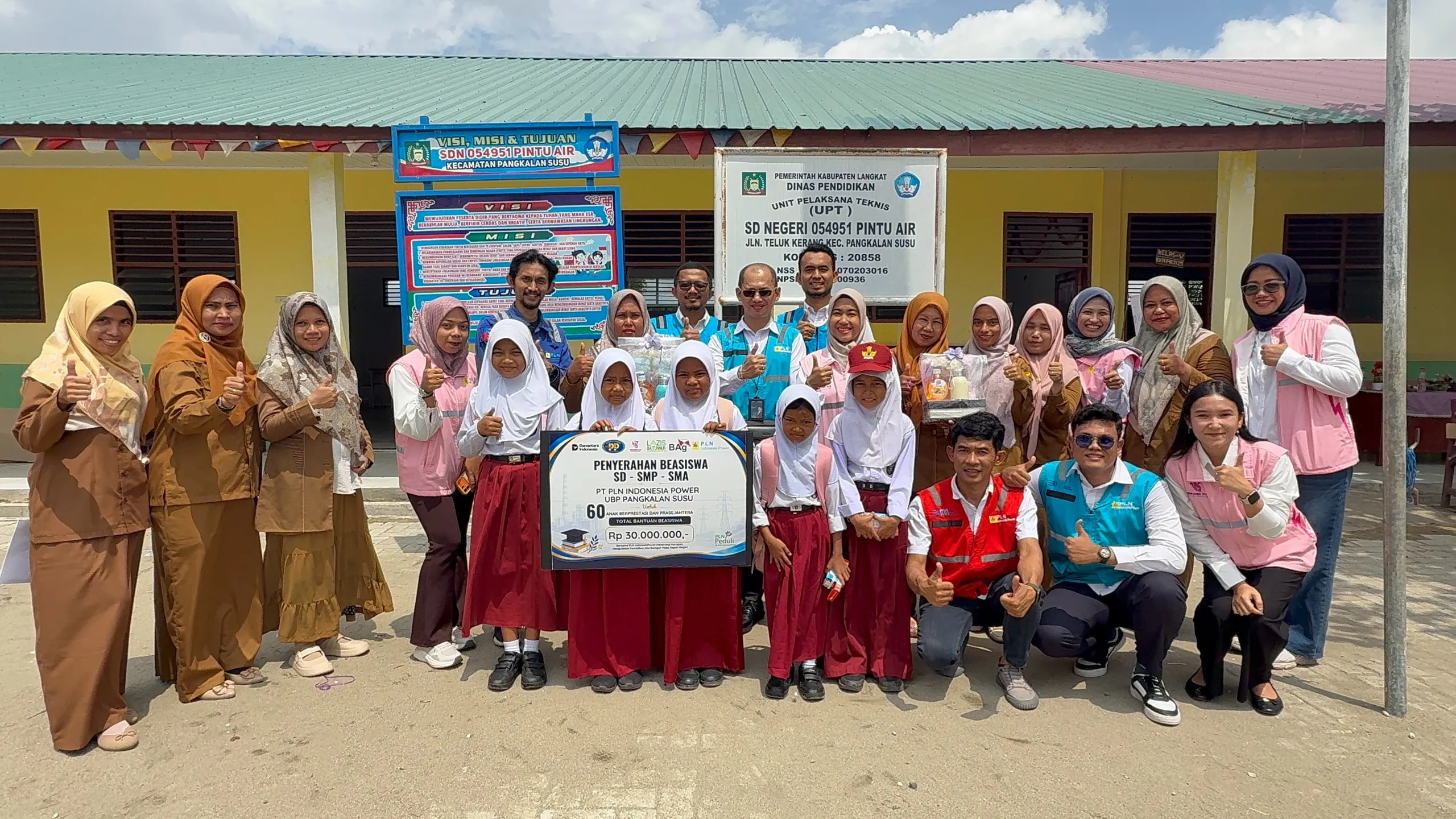 Dukung Pendidikan Anak Bangsa, PT Pelayaran Bahtera Adhiguna Salurkan Beasiswa untuk Siswa di Ring 1 PLTU Pangkalan Susu